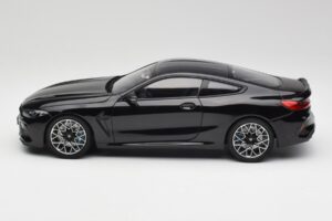 BMW M8 F92 Safiir Must Minichamps 1:18 110029021 Metall - pilt 4/8
