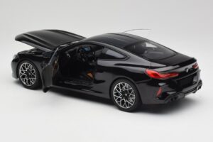 BMW M8 F92 Safiir Must Minichamps 1:18 110029021 Metall - pilt 5/8