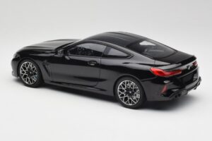 BMW M8 F92 Safiir Must Minichamps 1:18 110029021 Metall - pilt 7/8