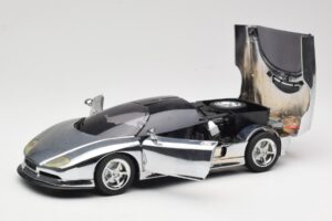 BMW Nazca M12 Chrome Silver Revell 1:18 08916 Metall - pilt 2/8