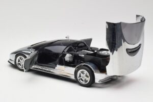 BMW Nazca M12 Chrome Silver Revell 1:18 08916 Metall - pilt 5/8