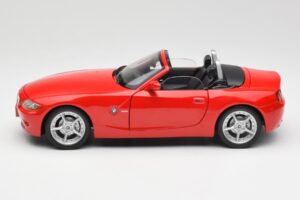 BMW Z4 E85 Roadster Punane Bburago 1:18 34046 Metall - pilt 4/8