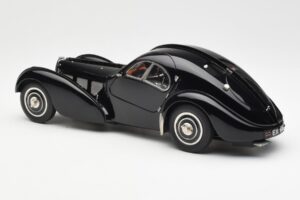 Bugatti 57SC Atlantic Must CMC 1:18 M-085 Metall - pilt 5/6