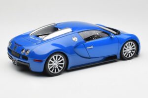 Bugatti Veyron Helesinine Tumesinine Minichamps 1:18 100110821 Metall - pilt 3/8