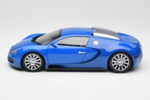 Bugatti Veyron Helesinine Tumesinine Minichamps 1:18 100110821 Metall - pilt 4/8
