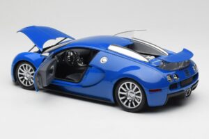 Bugatti Veyron Helesinine Tumesinine Minichamps 1:18 100110821 Metall - pilt 5/8