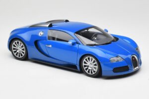 Bugatti Veyron Helesinine Tumesinine Minichamps 1:18 100110821 Metall - pilt 6/8