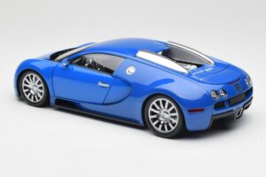 Bugatti Veyron Helesinine Tumesinine Minichamps 1:18 100110821 Metall - pilt 7/8