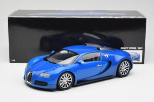 Bugatti Veyron Helesinine Tumesinine Minichamps 1:18 100110821 Metall - pilt 8/8