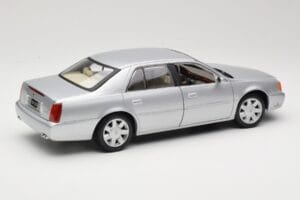 Cadillac DeVille DTS Maisto 1:18 56061 Metall - pilt 3/8