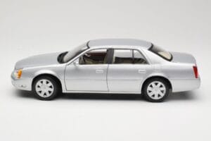 Cadillac DeVille DTS Maisto 1:18 56061 Metall - pilt 4/8