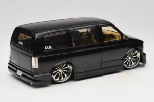 Chevrolet Astro Van Tuned Must Jada 1:18 63122 Metall - pilt 3/8