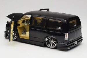 Chevrolet Astro Van Tuned Must Jada 1:18 63122 Metall - pilt 5/8