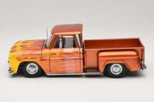 Chevrolet C-10 Stepside Pickup Lowrider Oranž Leegimustriga Sun Star 1:18 1392 Metall - pilt 3/6