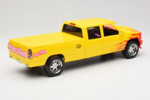 Chevrolet C2500 Silverado Pussy Wagon From Kill Bill Kollane GreenLight 1:18 19015 Metall - pilt 2/6