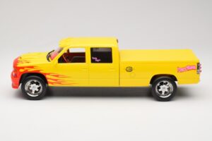 Chevrolet C2500 Silverado Pussy Wagon From Kill Bill Kollane GreenLight 1:18 19015 Metall - pilt 3/6