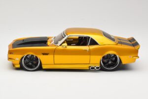 Chevrolet Camaro Z/28 Kuldne Maisto 1:18 31066 Metall - pilt 4/8