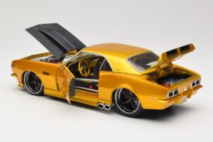 Chevrolet Camaro Z/28 Kuldne Maisto 1:18 31066 Metall - pilt 5/8