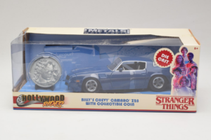 Chevrolet Camaro Z28 Stranger Things With Collectible Coin Metals Diecast 1:24 31110 Metall