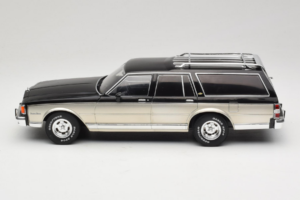 Chevrolet Caprice Estate Wagon Hõbedane & Hall MCG 1:18 MCG18478 Metall - pilt 3/6