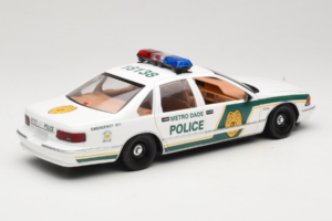 Chevrolet Caprice Metro Dade Politsei UT Models 1:18 21024 Metall - pilt 3/8