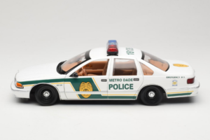 Chevrolet Caprice Metro Dade Politsei UT Models 1:18 21024 Metall - pilt 4/8