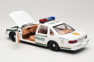 Chevrolet Caprice Metro Dade Politsei UT Models 1:18 21024 Metall - pilt 5/8