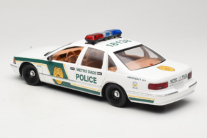 Chevrolet Caprice Metro Dade Politsei UT Models 1:18 21024 Metall - pilt 7/8