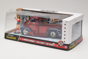 Chevrolet COE Pickup Wonder Woman With Figure Metals Diecast 1:24 30453 Metall - pilt 3/3