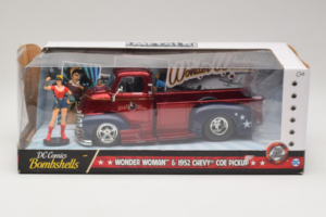 Chevrolet COE Pickup Wonder Woman With Figure Metals Diecast 1:24 30453 Metall