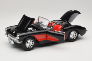 Chevrolet Corvette C1 Must & Punane Bburago 1:18 3034-M1 Metall - pilt 2/8