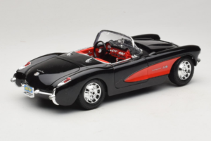 Chevrolet Corvette C1 Must & Punane Bburago 1:18 3034-M1 Metall - pilt 3/8