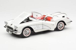 Chevrolet Corvette C1 Spider Hard Top Snowcrest Valge AUTOart 1:18 71147 Metall - pilt 2/8