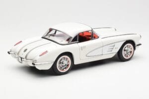 Chevrolet Corvette C1 Spider Hard Top Snowcrest Valge AUTOart 1:18 71147 Metall - pilt 3/8