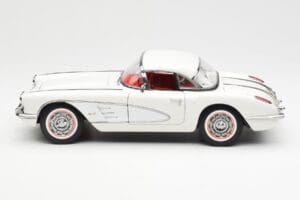 Chevrolet Corvette C1 Spider Hard Top Snowcrest Valge AUTOart 1:18 71147 Metall - pilt 4/8