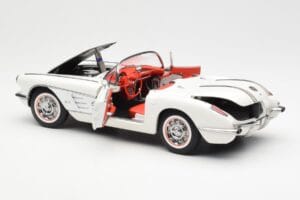 Chevrolet Corvette C1 Spider Hard Top Snowcrest Valge AUTOart 1:18 71147 Metall - pilt 5/8