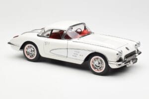 Chevrolet Corvette C1 Spider Hard Top Snowcrest Valge AUTOart 1:18 71147 Metall - pilt 6/8