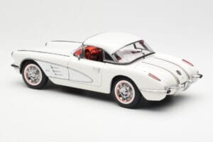 Chevrolet Corvette C1 Spider Hard Top Snowcrest Valge AUTOart 1:18 71147 Metall - pilt 7/8