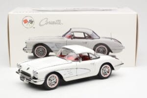 Chevrolet Corvette C1 Spider Hard Top Snowcrest Valge AUTOart 1:18 71147 Metall - pilt 8/8