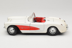 Chevrolet Corvette C1 Valge & Punane Bburago 1:18 3024-M3 Metall - pilt 4/8