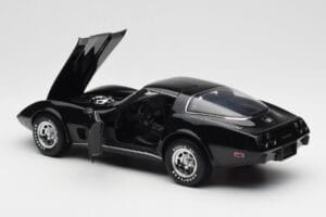 Chevrolet Corvette C3 Must UT Models 1:18 21071 Metall - pilt 5/8