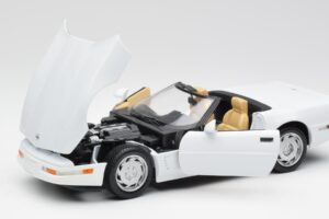 Chevrolet Corvette C4 Kabriolett Valge Maisto 1:18 32830 Metall - pilt 2/8