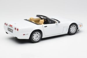 Chevrolet Corvette C4 Kabriolett Valge Maisto 1:18 32830 Metall - pilt 3/8