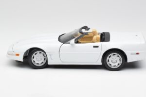 Chevrolet Corvette C4 Kabriolett Valge Maisto 1:18 32830 Metall - pilt 4/8