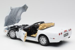 Chevrolet Corvette C4 Kabriolett Valge Maisto 1:18 32830 Metall - pilt 5/8