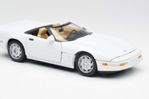 Chevrolet Corvette C4 Kabriolett Valge Maisto 1:18 32830 Metall - pilt 6/8
