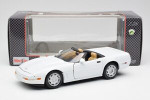 Chevrolet Corvette C4 Kabriolett Valge Maisto 1:18 32830 Metall - pilt 8/8