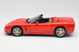 Chevrolet Corvette C5 Kabriolett Punane UT Models 1:18 21006 Metall - pilt 4/8