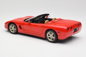 Chevrolet Corvette C5 Kabriolett Punane UT Models 1:18 21006 Metall - pilt 7/8