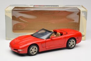 Chevrolet Corvette C5 Kabriolett Punane UT Models 1:18 21006 Metall - pilt 8/8